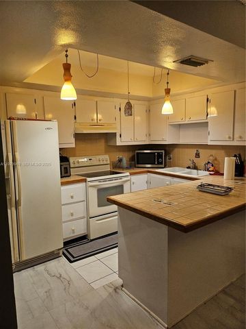 43 Spinning Wheel Ln 43, Tamarac, FL 33319