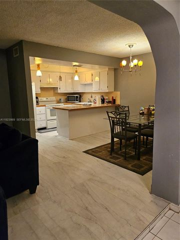 43 Spinning Wheel Ln 43, Tamarac, FL 33319