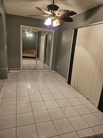 43 Spinning Wheel Ln 43, Tamarac, FL 33319