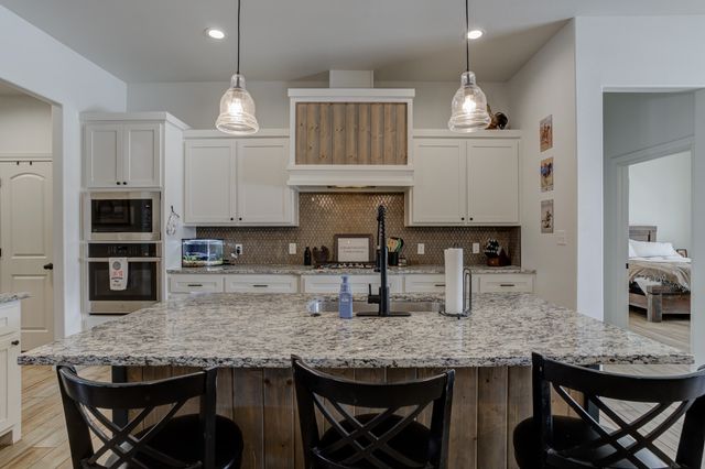 609 Calvin Drive, Wolfforth, TX 79382