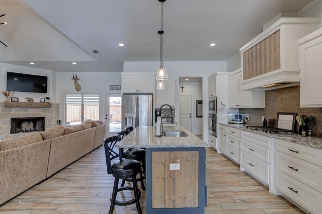 609 Calvin Drive, Wolfforth, TX 79382