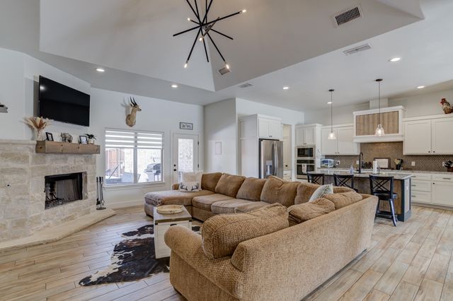 609 Calvin Drive, Wolfforth, TX 79382