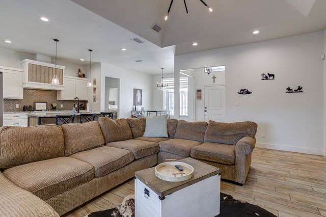 609 Calvin Drive, Wolfforth, TX 79382