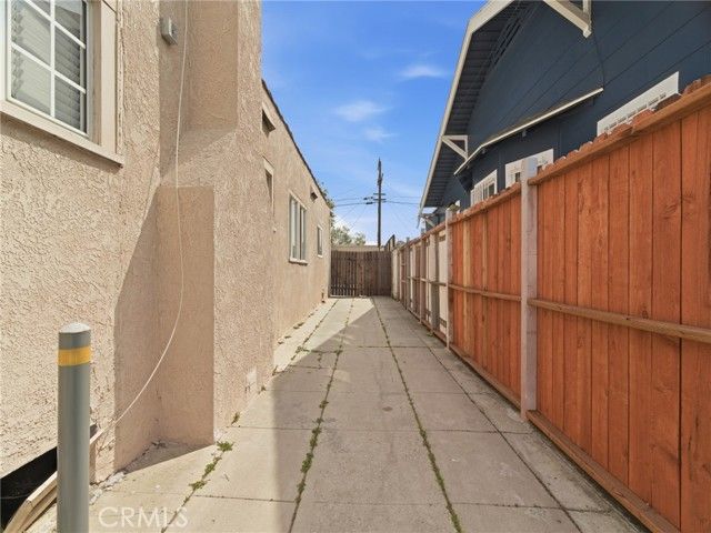 5712 5th Avenue, Los Angeles, CA 90043