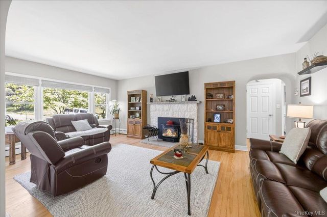15 Maple Road, Central Valley, NY 10917
