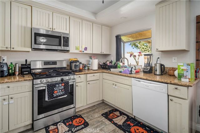 2811 E La Vida Drive, Lancaster, CA 93535