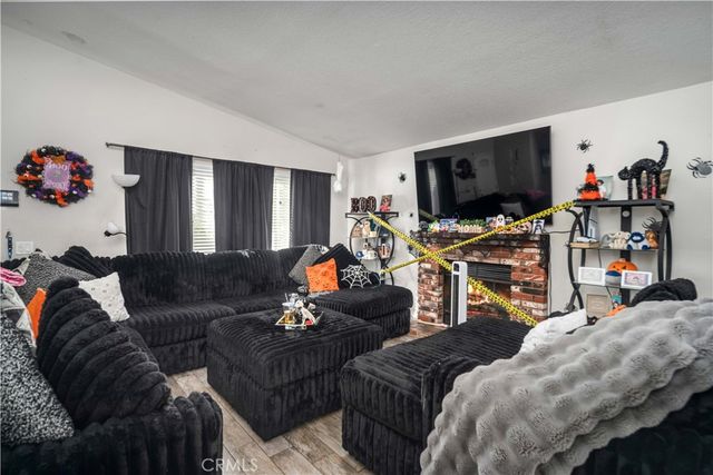 2811 E La Vida Drive, Lancaster, CA 93535