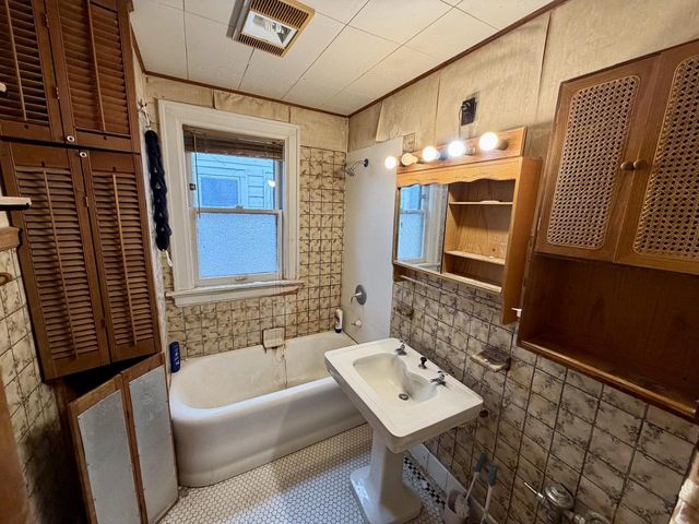 2206 W Keefe AVENUE, Milwaukee, WI 53206