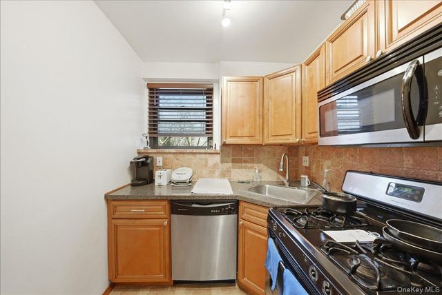 161 Pearsall Drive 2B, Mount Vernon, NY 10552