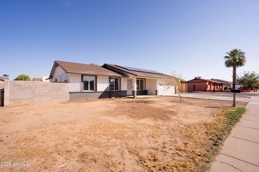 7728 W CHEERY LYNN Road, Phoenix, AZ 85033 — photo 4