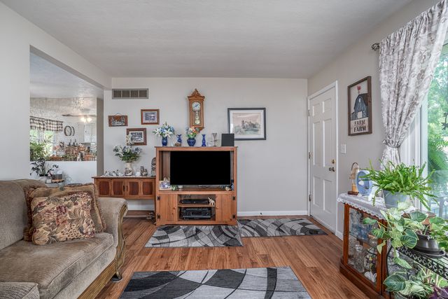979 N Lincoln Avenue, Davenport, IA 52804