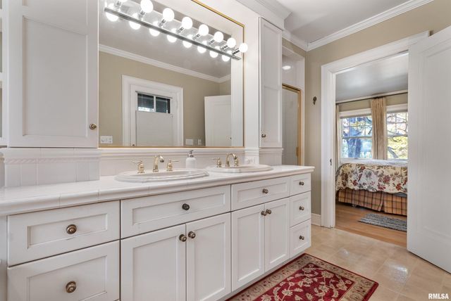 4129 7TH Avenue, Moline, IL 61265