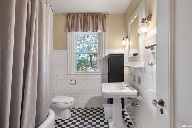 4129 7TH Avenue, Moline, IL 61265