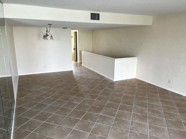 2828 Tennis Club Drive 207, West Palm Beach, FL 33417