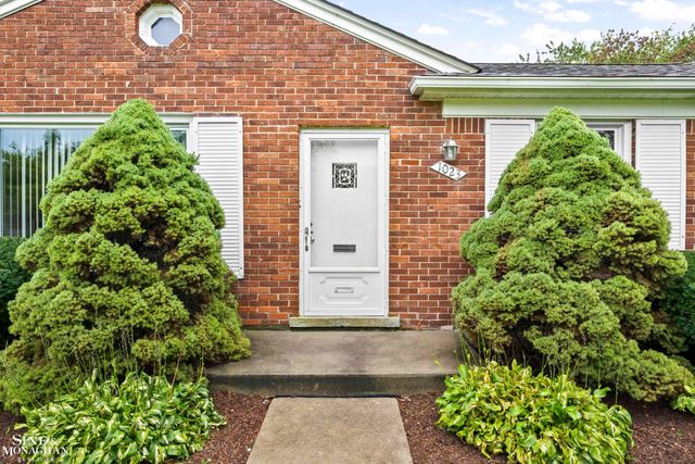 1023 Somerset Avenue, Grosse Pointe Park, MI 48230