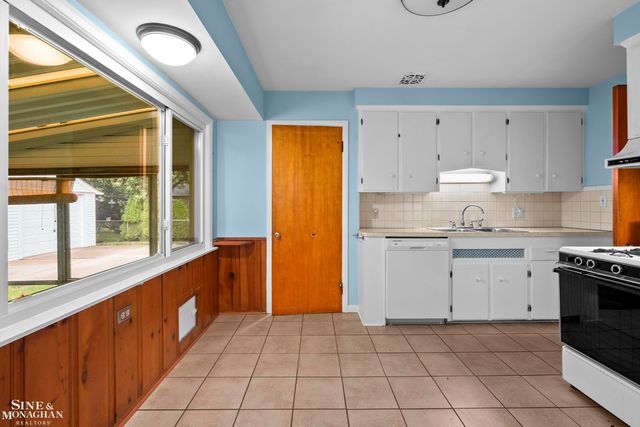 1023 Somerset Avenue, Grosse Pointe Park, MI 48230