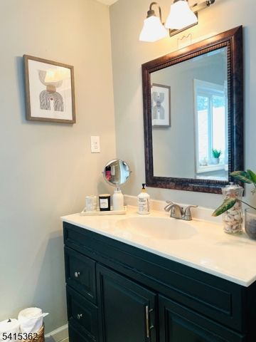 17 Country Club Ln, Elizabeth City, NJ 07208