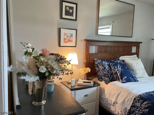 17 Country Club Ln, Elizabeth City, NJ 07208