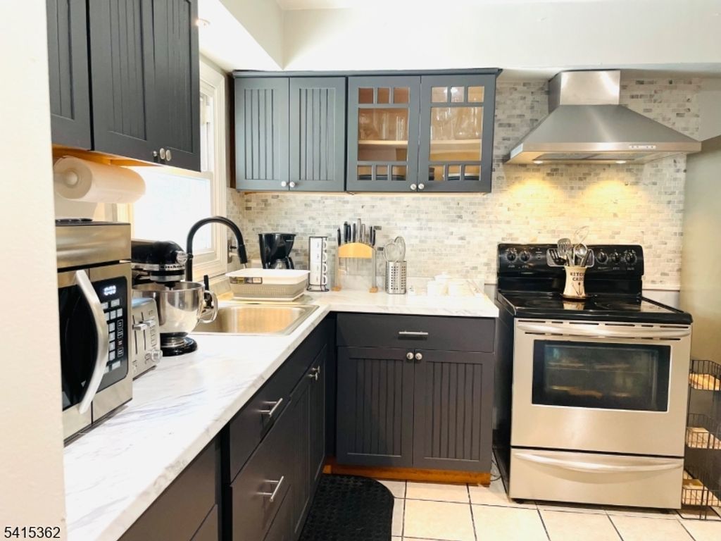 17 Country Club Ln, Elizabeth City, NJ 07208