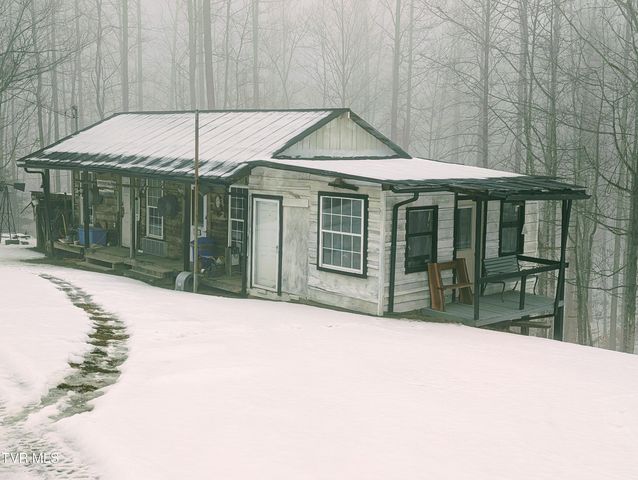 4887 The Lake Road, Clintwood, VA 24228