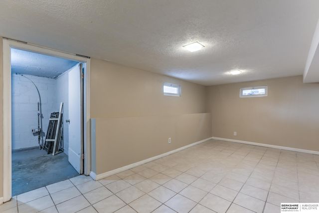 2007 N 71 Street, Omaha, NE 68104