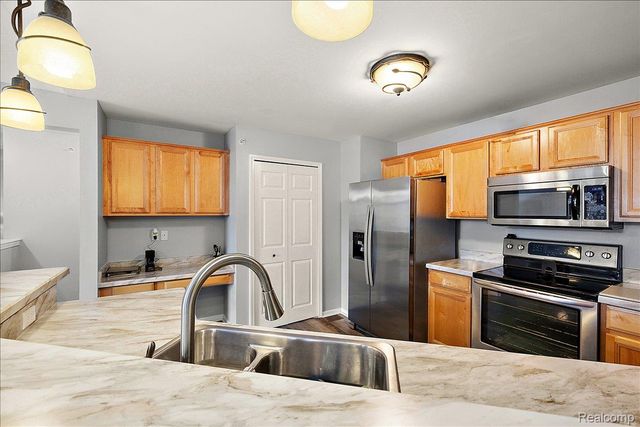 27204 Chantel Drive, Walled Lake, MI 48390