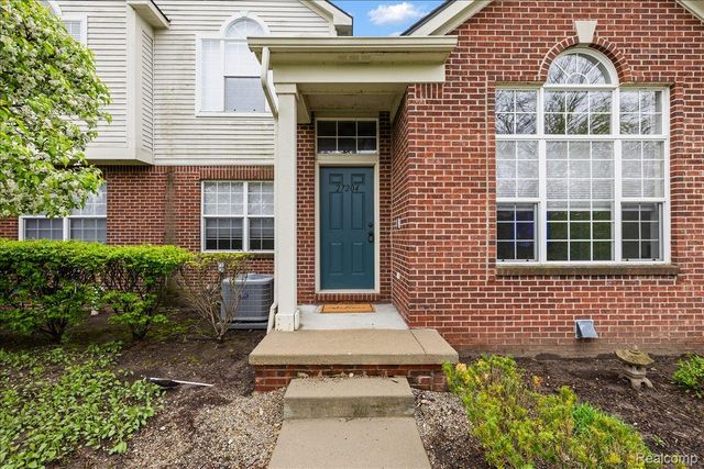27204 Chantel Drive, Walled Lake, MI 48390