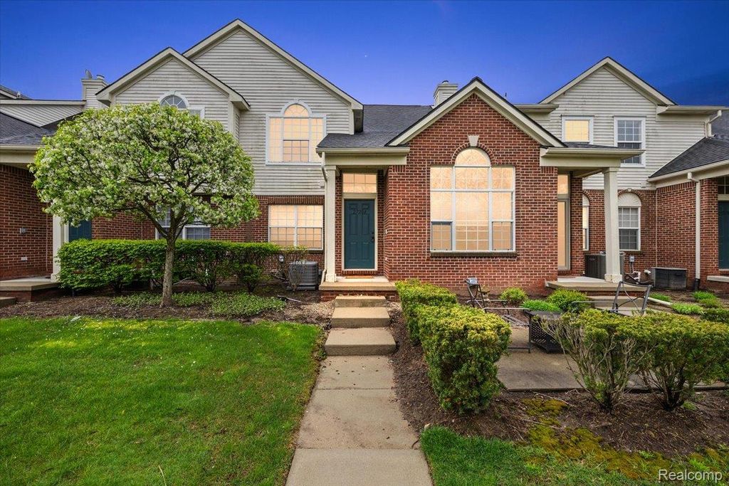 27204 Chantel Drive, Walled Lake, MI 48390