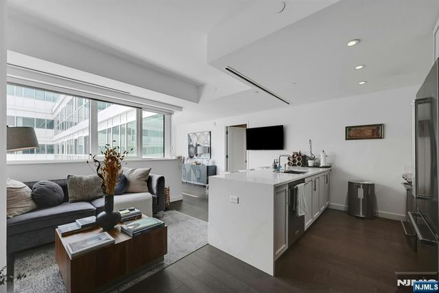 800 Ave At Port Imperial 910, Weehawken, NJ 07086