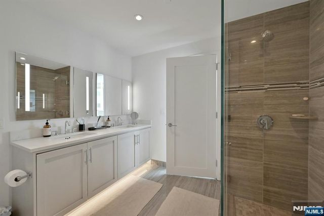 800 Ave At Port Imperial 910, Weehawken, NJ 07086