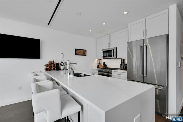 800 Ave At Port Imperial 910, Weehawken, NJ 07086