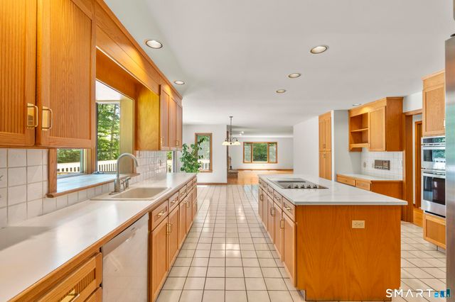 732 Den Road, Stamford, CT 06903