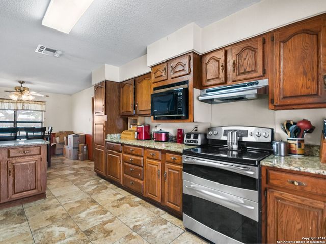 108 La Cieba, Jourdanton, TX 78026