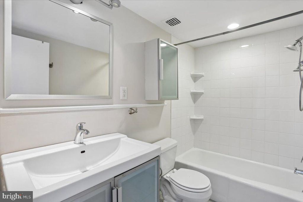 Image 26 of property listing at 9900 GEORGIA AVE #27-613, Silver Spring, MD 20902