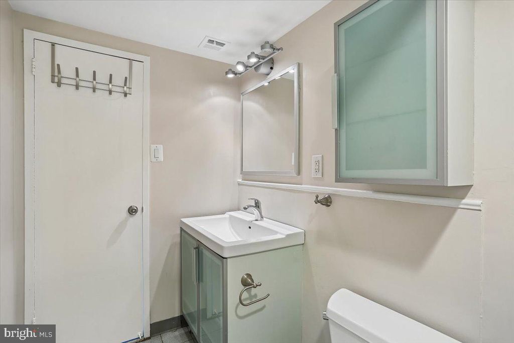 Image 27 of property listing at 9900 GEORGIA AVE #27-613, Silver Spring, MD 20902