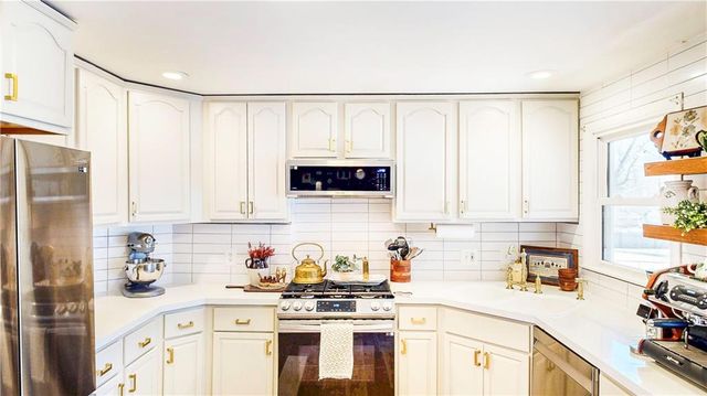 7708 Robinson Street, Overland Park, KS 66204