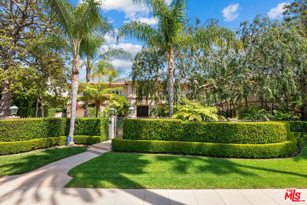 Image 1 of property listing at 814 N Bedford Dr, Beverly Hills, CA 90210