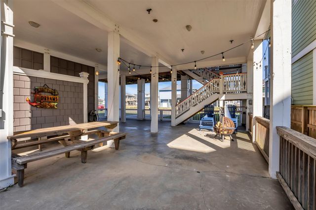 911 Tidelands Drive, Crystal Beach, TX 77650