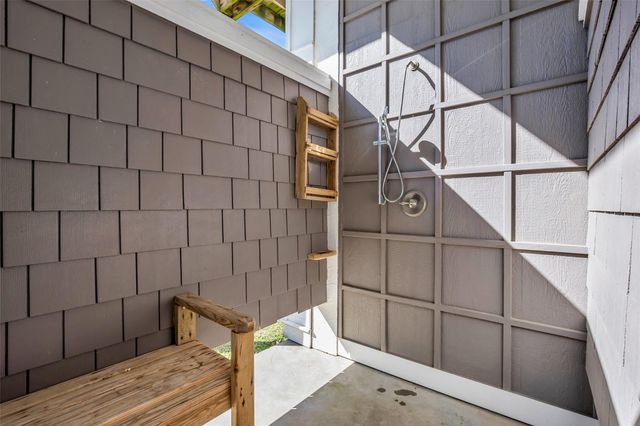 911 Tidelands Drive, Crystal Beach, TX 77650