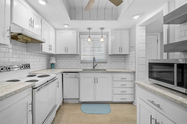 3585 LAKE BAYSHORE DRIVE J-301, Bradenton, FL 34205
