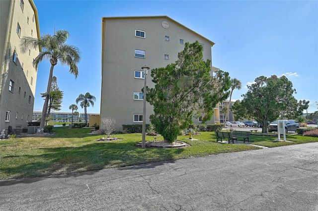 3585 LAKE BAYSHORE DRIVE J-301, Bradenton, FL 34205
