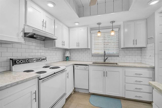 3585 LAKE BAYSHORE DRIVE J-301, Bradenton, FL 34205