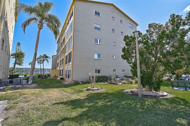3585 LAKE BAYSHORE DRIVE J-301, Bradenton, FL 34205