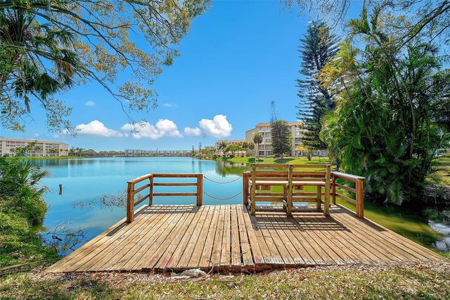 3585 LAKE BAYSHORE DRIVE J-301, Bradenton, FL 34205