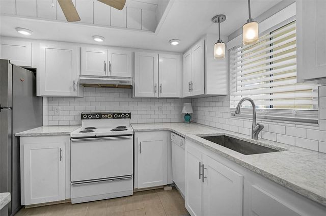 3585 LAKE BAYSHORE DRIVE J-301, Bradenton, FL 34205