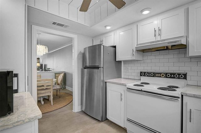 3585 LAKE BAYSHORE DRIVE J-301, Bradenton, FL 34205