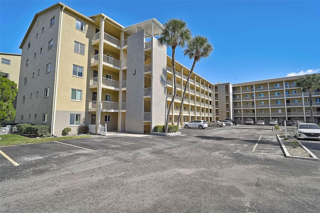 3585 LAKE BAYSHORE DRIVE J-301, Bradenton, FL 34205
