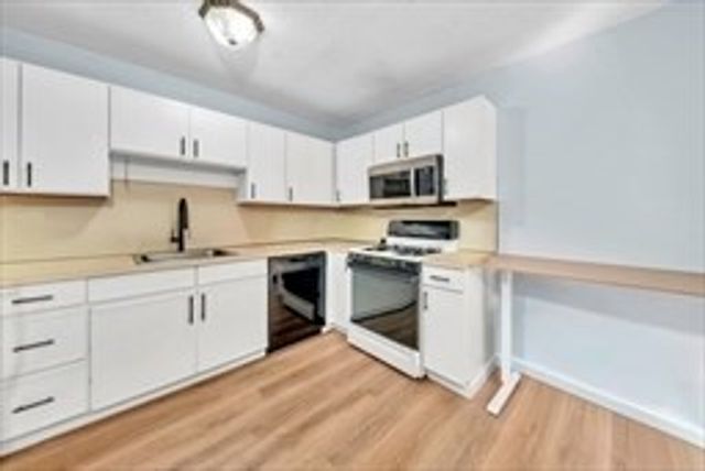 124 Tennis Plaza Rd 40, Dracut, MA 01826