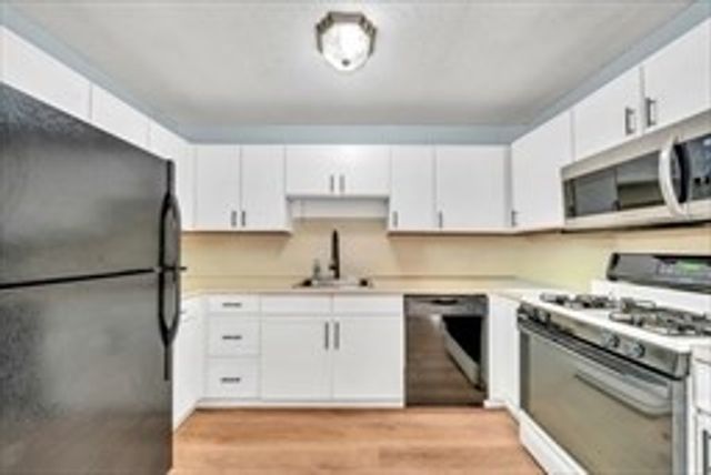 124 Tennis Plaza Rd 40, Dracut, MA 01826