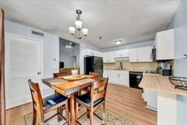 124 Tennis Plaza Rd 40, Dracut, MA 01826